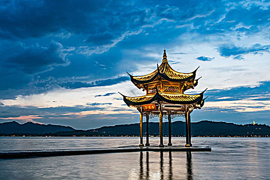 làm thầu bóng đá