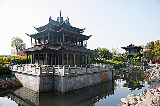 quay thu